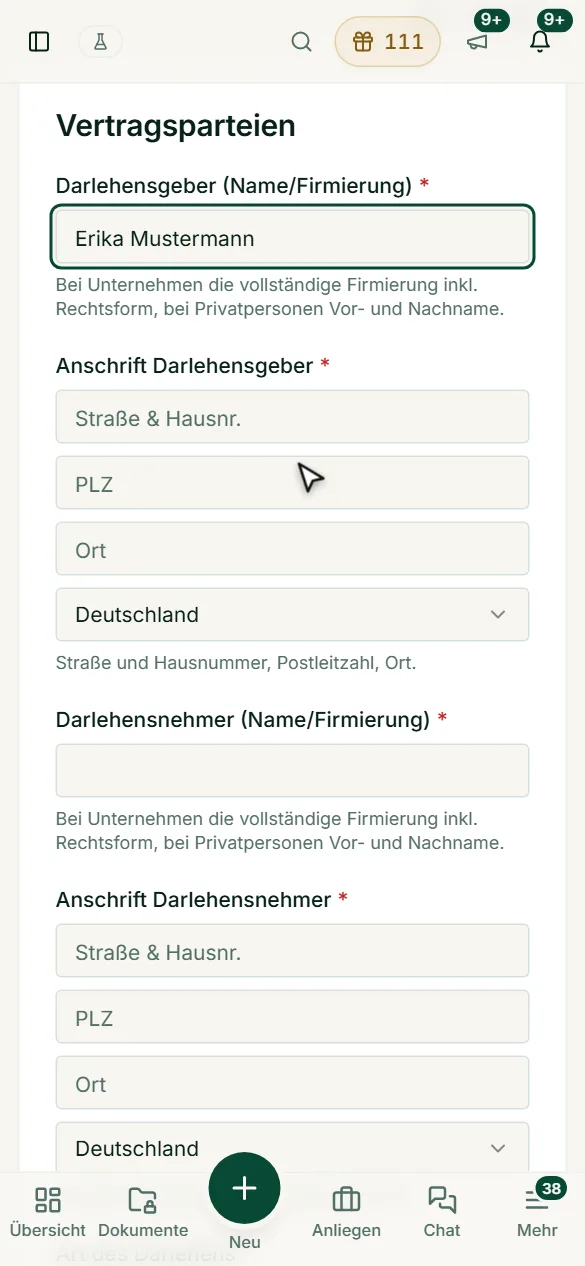 Der Vertrags-Assistent auf dem Smartphone: Pflichtfelder mit Erklärung untereinander, unten die Navigation der App.