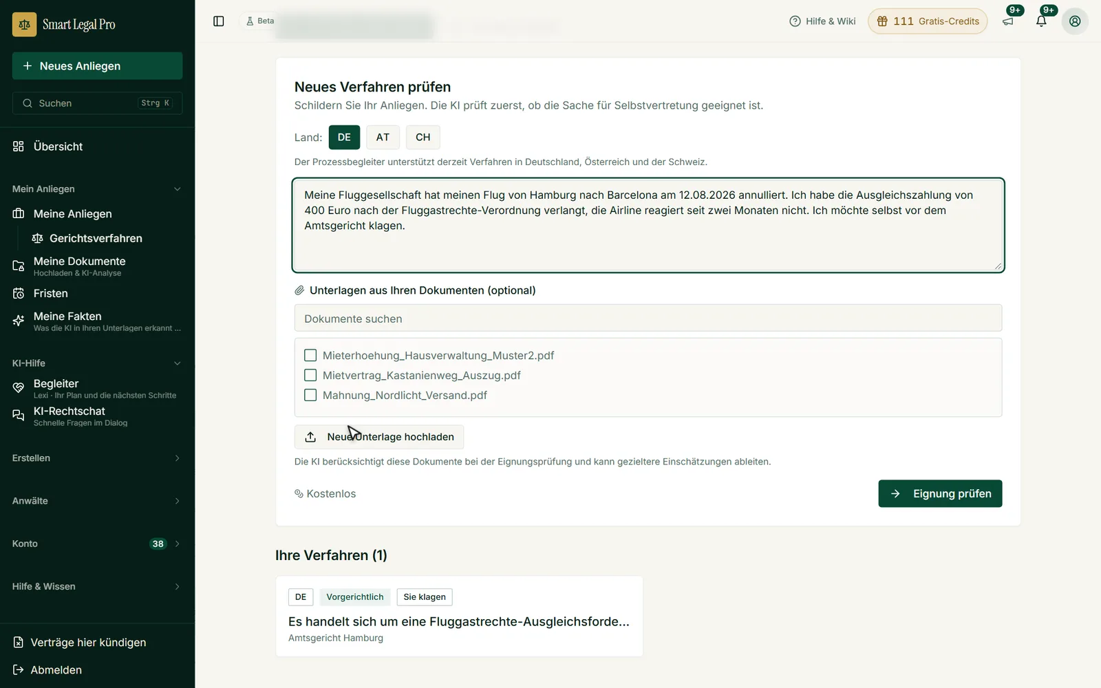 Vor einem Gerichtsverfahren steht eine kostenlose Eignungsprüfung: Land wählen, Streit schildern, optional Unterlagen auswählen.